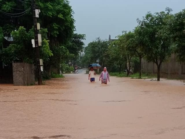 Lào Cai mưa lớn kỷ lục 63 năm qua gây ngập lụt cuốn trôi nhà dân, bé 3 tuổi tử vong - Ảnh 10.