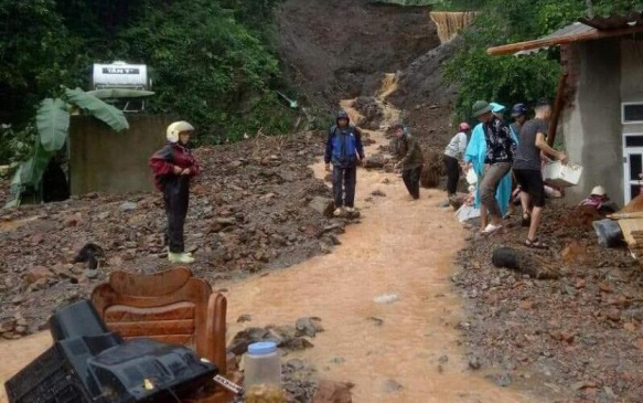 Thêm người chết do mưa bão ở Lào Cai, sẵn sàng sơ tán dân ra khỏi khu vực nguy hiểm  - Ảnh 1.