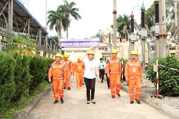 Chuyện bây giờ mới kể: “nữ tướng” đầu tiên của ngành điện - Ảnh 3.