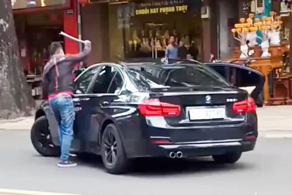 Thanh niên đập phá chiếc BMW sau va chạm xe - Ảnh 1.