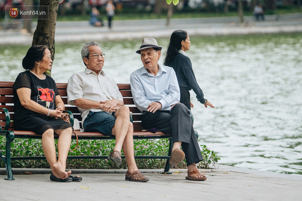 Chùm ảnh: Tiết trời se lạnh, người Hà Nội khoác thêm áo ấm, hưởng trọn không khí mát lành của mùa Thu - Ảnh 4.