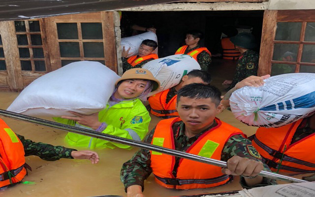 Ảnh: Lực lượng biên phòng Quảng Trị giúp dân “chạy” lũ - Ảnh 3.