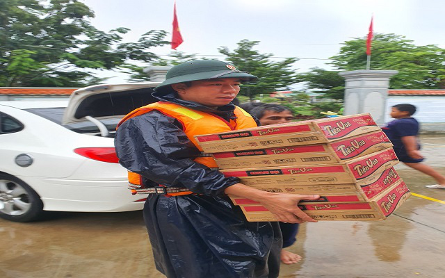 Ảnh: Lực lượng biên phòng Quảng Trị giúp dân “chạy” lũ - Ảnh 8.