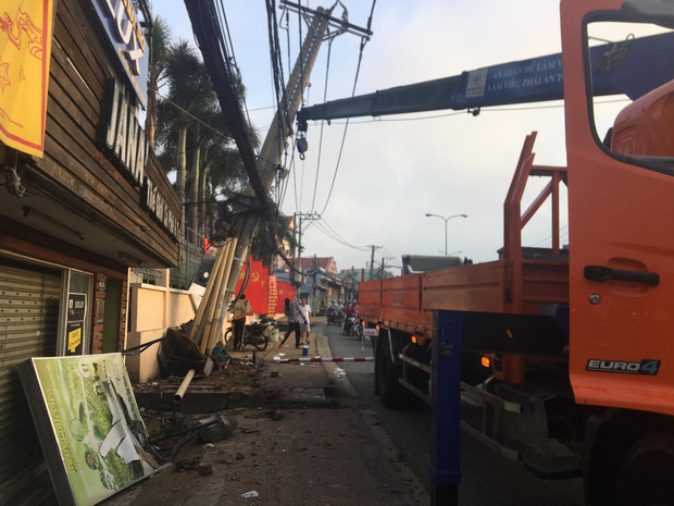 TP.HCM: 2 kẻ trộm l&aacute;i &ocirc; t&ocirc; t&ocirc;ng g&atilde;y cột điện, h&agrave;ng trăm hộ d&acirc;n bị mất điện - Ảnh 1.