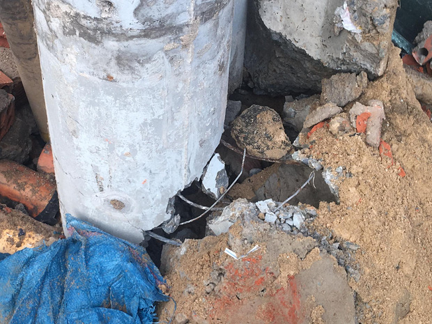 TP.HCM: 2 kẻ trộm l&aacute;i &ocirc; t&ocirc; t&ocirc;ng g&atilde;y cột điện, h&agrave;ng trăm hộ d&acirc;n bị mất điện - Ảnh 3.