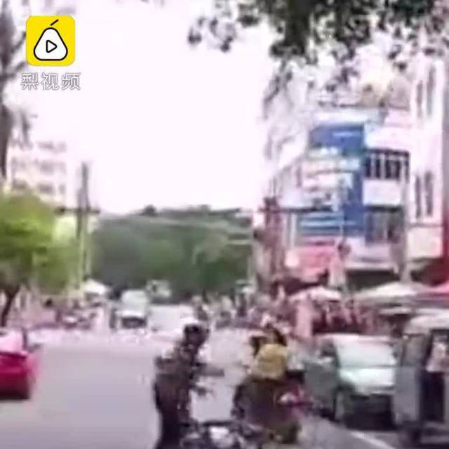 Bé 5 tuổi lao xe máy ra đường vì mẹ quên rút chìa - Ảnh 1. Bé 5 tuổi lao xe máy ra đường vì mẹ quên rút chìa - Ảnh 1.