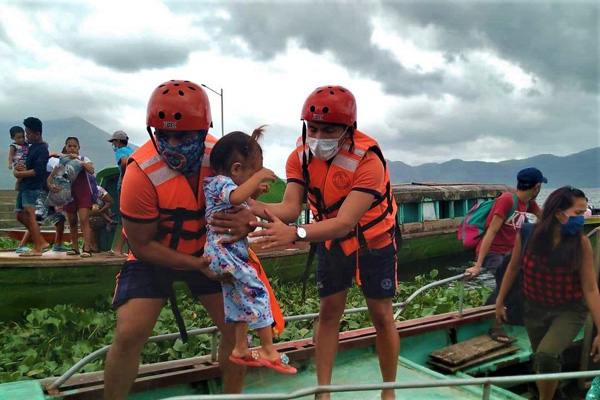 Những đứa trẻ vội vã sơ tán cùng gia đình trong siêu cuồng phong Goni - cơn bão mạnh nhất năm 2020 ở Philippines - Ảnh 4.