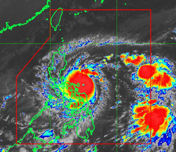 Những đứa trẻ vội vã sơ tán cùng gia đình trong siêu cuồng phong Goni - cơn bão mạnh nhất năm 2020 ở Philippines - Ảnh 2.