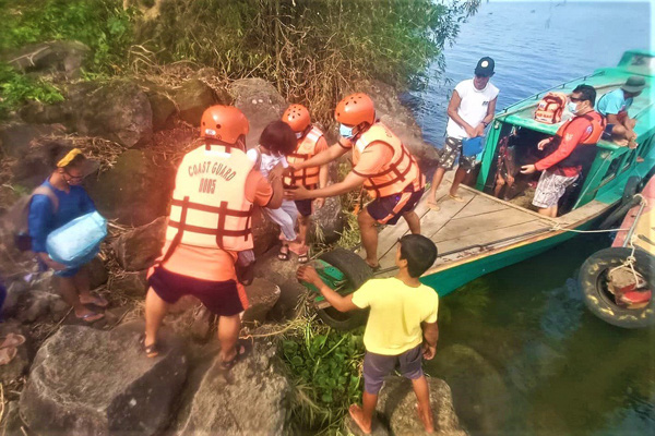Những đứa trẻ vội vã sơ tán cùng gia đình trong siêu cuồng phong Goni - cơn bão mạnh nhất năm 2020 ở Philippines - Ảnh 6.