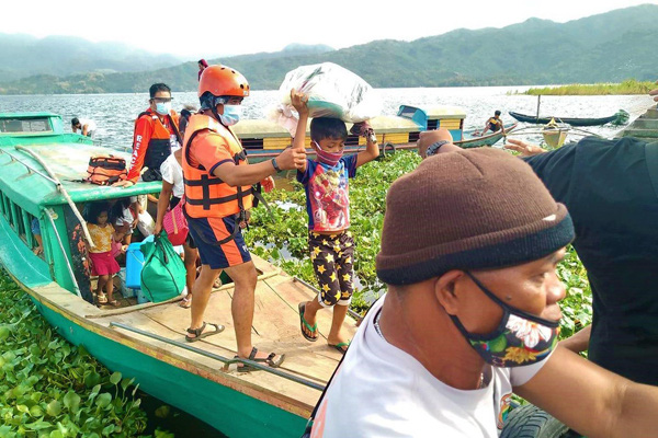 Những đứa trẻ vội vã sơ tán cùng gia đình trong siêu cuồng phong Goni - cơn bão mạnh nhất năm 2020 ở Philippines - Ảnh 7.