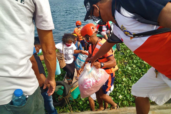 Những đứa trẻ vội vã sơ tán cùng gia đình trong siêu cuồng phong Goni - cơn bão mạnh nhất năm 2020 ở Philippines - Ảnh 9.