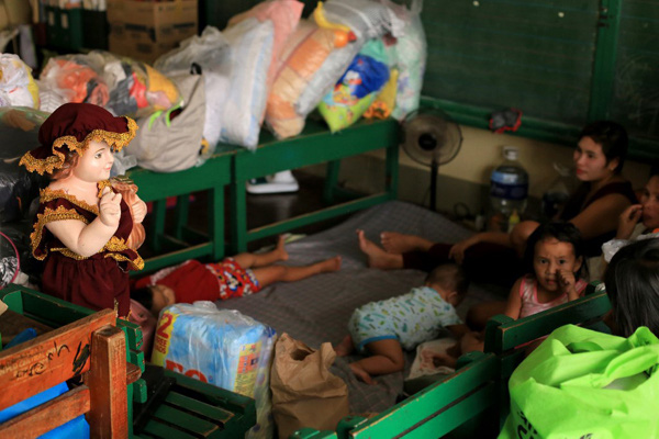 Những đứa trẻ vội vã sơ tán cùng gia đình trong siêu cuồng phong Goni - cơn bão mạnh nhất năm 2020 ở Philippines - Ảnh 3.