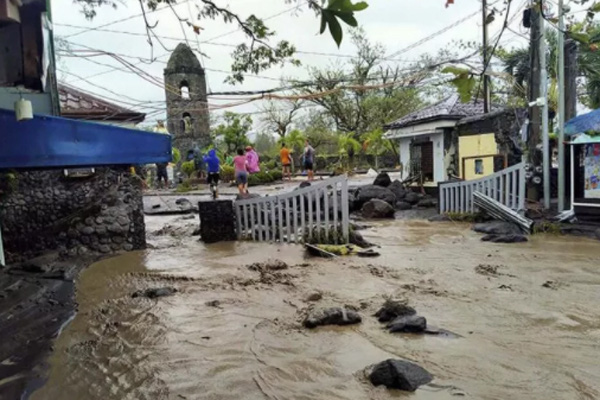 Hình ảnh tan hoang, hàng trăm ngôi nhà bị chôn vùi dưới đất đá trong siêu bão Goni ở Philippines - Ảnh 3.