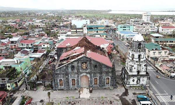 Hình ảnh tan hoang, hàng trăm ngôi nhà bị chôn vùi dưới đất đá trong siêu bão Goni ở Philippines - Ảnh 9.