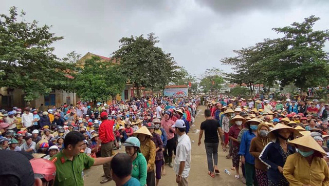 Lãnh đạo huyện nói về vụ người dân đeo vàng nhận cứu trợ từ Thủy Tiên - Ảnh 2.