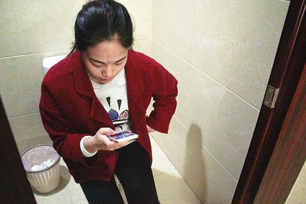 Phụ nữ đi tiểu lần đầu tiên vào buổi sáng nếu thấy cơ thể phản ứng theo 3 cách này chứng tỏ tử cung bẩn và yếu - Ảnh 2. Phụ nữ đi tiểu lần đầu tiên vào buổi sáng nếu thấy cơ thể phản ứng theo 3 cách này chứng tỏ tử cung bẩn và yếu - Ảnh 2.
