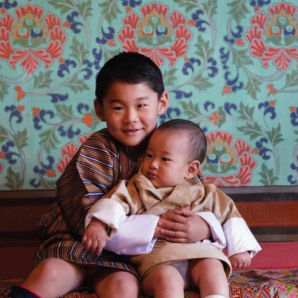 Vợ chồng Hoàng hậu vạn người mê Bhutan chia sẻ ảnh mới với 2 con, Hoàng tử út hiếm hoi lộ diện, gây chú ý với vẻ ngoài - Ảnh 6.