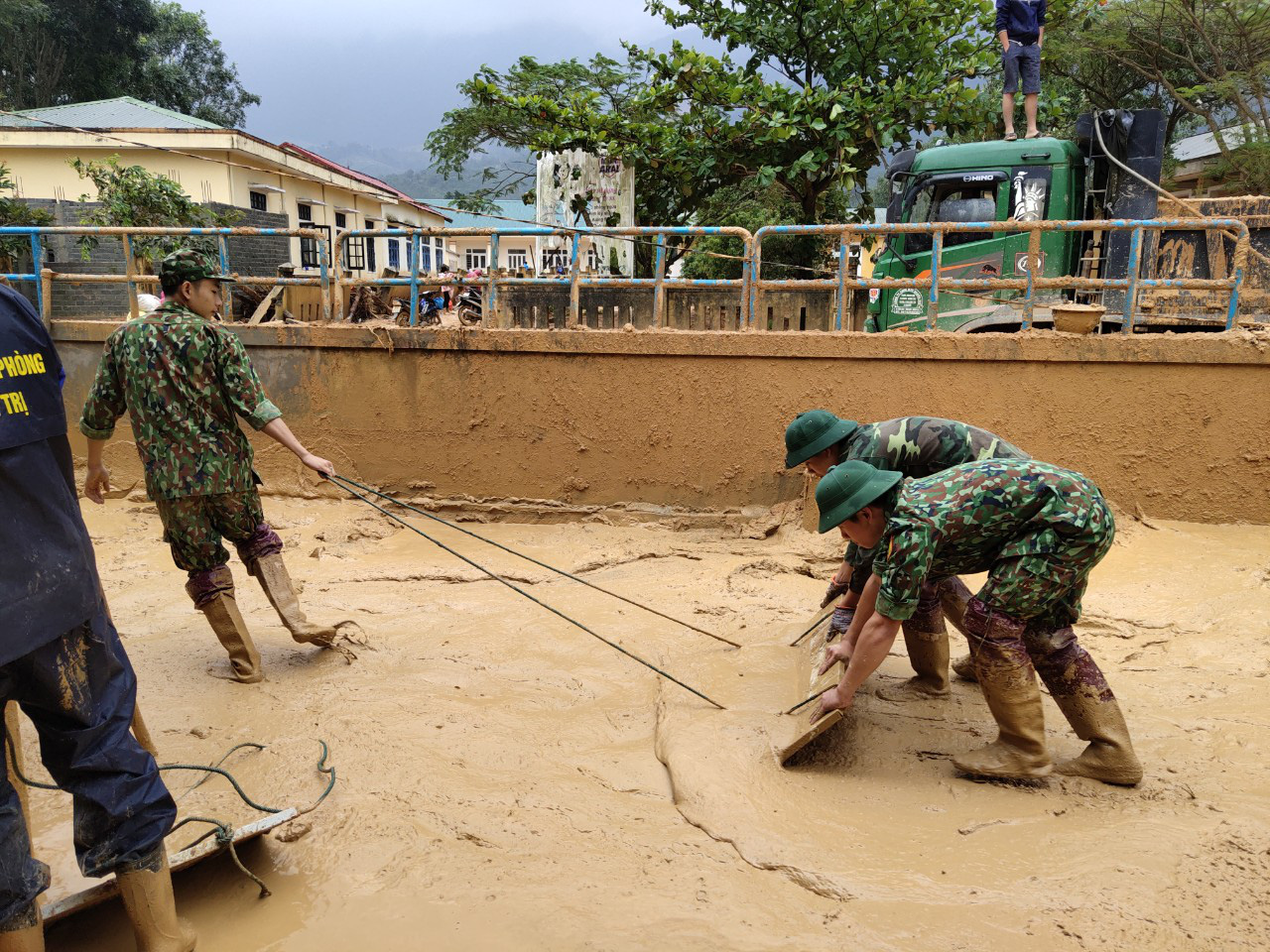 Giọt nước mắt của người đứng đầu ngành giáo dục Quảng Trị khi bão lũ đi qua - Ảnh 4. Giọt nước mắt của người đứng đầu ngành giáo dục Quảng Trị khi bão lũ đi qua - Ảnh 4.