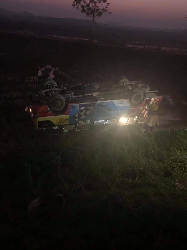 Xe buýt tông trúng trâu đang đi bộ qua đường rồi lật nhào xuống ruộng, gần chục hành khách hoảng loạn - Ảnh 1. Xe buýt tông trúng trâu đang đi bộ qua đường rồi lật nhào xuống ruộng, gần chục hành khách hoảng loạn - Ảnh 1.