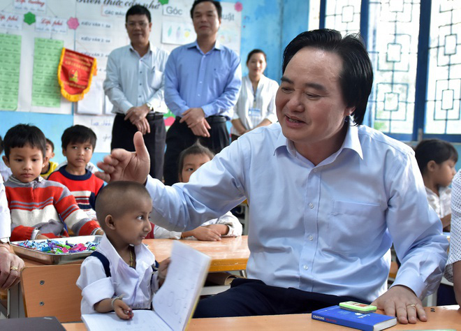 Bộ trưởng Phùng Xuân Nhạ gửi lời chia buồn tới gia đình cậu bé K’Rễ - Ảnh 1. Bộ trưởng Phùng Xuân Nhạ gửi lời chia buồn tới gia đình cậu bé K’Rễ - Ảnh 1.