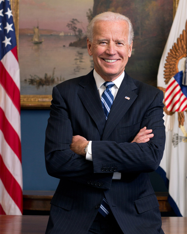 76 tuổi vẫn phong độ lịch lãm, ông Joe Biden để lộ bằng chứng nhiều lần phẫu thuật níu kéo tuổi xuân từ cấy tóc, căng da đến cắt mí - Ảnh 2. 76 tuổi vẫn phong độ lịch lãm, ông Joe Biden để lộ bằng chứng nhiều lần phẫu thuật níu kéo tuổi xuân từ cấy tóc, căng da đến cắt mí - Ảnh 2.