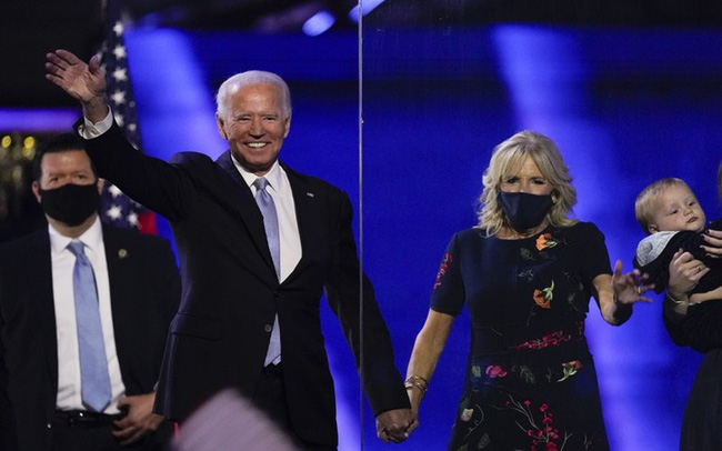 76 tuổi vẫn phong độ lịch lãm, ông Joe Biden để lộ bằng chứng nhiều lần phẫu thuật níu kéo tuổi xuân từ cấy tóc, căng da đến cắt mí - Ảnh 3. 76 tuổi vẫn phong độ lịch lãm, ông Joe Biden để lộ bằng chứng nhiều lần phẫu thuật níu kéo tuổi xuân từ cấy tóc, căng da đến cắt mí - Ảnh 3.