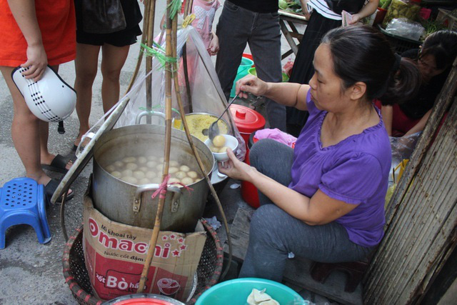 Quán bánh trôi tàu không biển hiệu, 3 tiếng bán vèo gần 1.000 viên bánh - Ảnh 2.