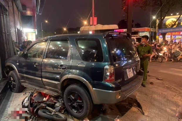 TP.HCM: Ô tô điên tông hàng loạt xe máy tại giao lộ, nhiều nạn nhân bị thương khiến người đi đường kinh hãi - Ảnh 1.