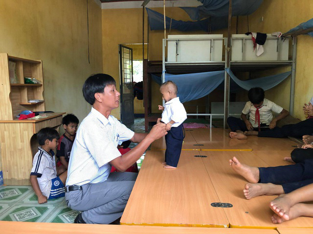 Đinh Văn Krể - cậu bé tí hon phi thường viết nên câu chuyện cổ tích đẹp đẽ nhất về tình thầy trò nơi rẻo cao - Ảnh 3. Đinh Văn Krể - cậu bé tí hon phi thường viết nên câu chuyện cổ tích đẹp đẽ nhất về tình thầy trò nơi rẻo cao - Ảnh 3.