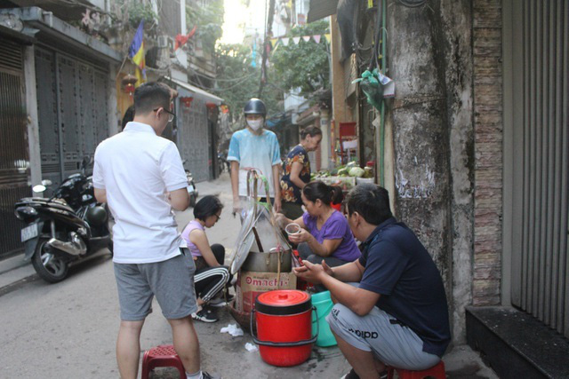 Quán bánh trôi tàu không biển hiệu, 3 tiếng bán vèo gần 1.000 viên bánh - Ảnh 4.