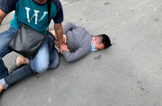 Đặc nhiệm hình sự nổ súng bắt tên cướp giật iPhone của cô gái đang chụp hình tự sướng trên phố Sài Gòn - Ảnh 4.