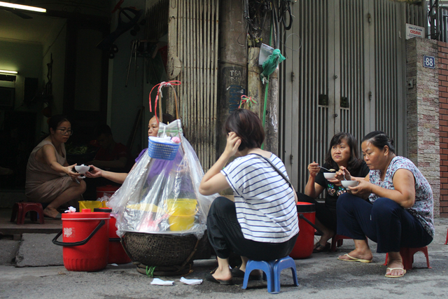 Quán bánh trôi tàu không biển hiệu, 3 tiếng bán vèo gần 1.000 viên bánh - Ảnh 6.