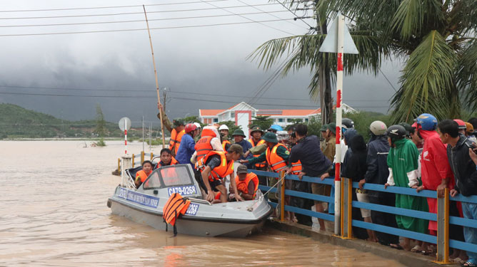 Hình ảnh nước đổ về ầm ầm, người dân miền Trung lại tất tả chạy lũ trong đêm - Ảnh 7. Hình ảnh nước đổ về ầm ầm, người dân miền Trung lại tất tả chạy lũ trong đêm - Ảnh 7.