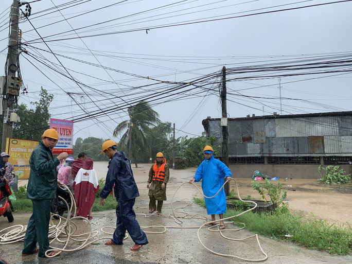 Hình ảnh nước đổ về ầm ầm, người dân miền Trung lại tất tả chạy lũ trong đêm - Ảnh 8. Hình ảnh nước đổ về ầm ầm, người dân miền Trung lại tất tả chạy lũ trong đêm - Ảnh 8.