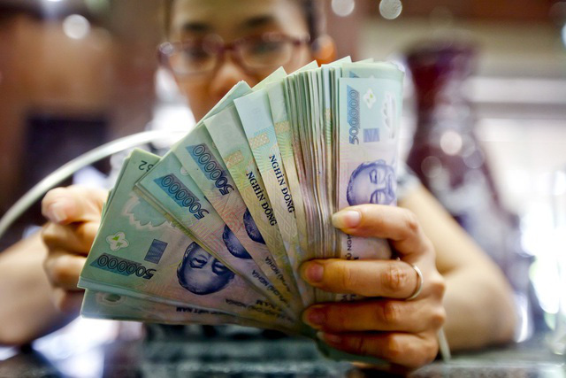 Tiền “rẻ” chưa từng có, dân Việt đổ xô đầu tư chứng khoán - Ảnh 2.