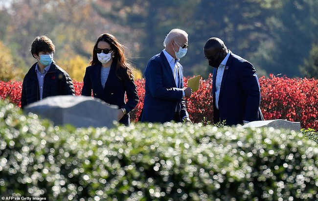 Cháu trai 14 tuổi của ông Joe Biden: Chiều cao khủng và ngoại hình cuốn hút, đủ chuẩn soán ngôi Hoàng tử Nhà Trắng Barron Trump - Ảnh 2. Cháu trai 14 tuổi của ông Joe Biden: Chiều cao khủng và ngoại hình cuốn hút, đủ chuẩn soán ngôi Hoàng tử Nhà Trắng Barron Trump - Ảnh 2.