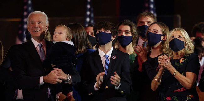 Cháu trai 14 tuổi của ông Joe Biden: Chiều cao khủng và ngoại hình cuốn hút, đủ chuẩn soán ngôi Hoàng tử Nhà Trắng Barron Trump - Ảnh 4. Cháu trai 14 tuổi của ông Joe Biden: Chiều cao khủng và ngoại hình cuốn hút, đủ chuẩn soán ngôi Hoàng tử Nhà Trắng Barron Trump - Ảnh 4.