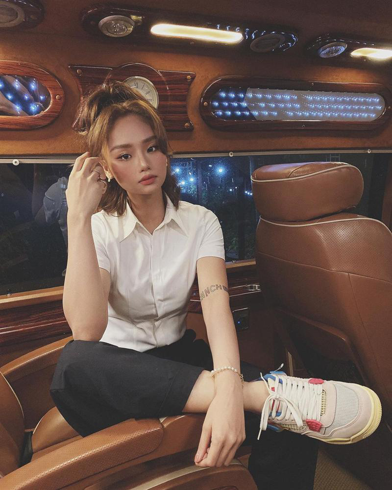 Ng C Trinh Di N Crop Top C I Ng Chi C Khuy M Nh N Khoe D Ng V I Bikini C C G T