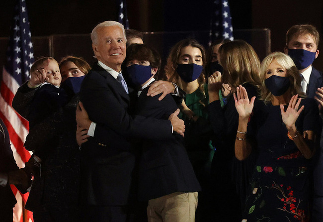 Cháu trai 14 tuổi của ông Joe Biden: Chiều cao khủng và ngoại hình cuốn hút, đủ chuẩn soán ngôi Hoàng tử Nhà Trắng Barron Trump - Ảnh 5. Cháu trai 14 tuổi của ông Joe Biden: Chiều cao khủng và ngoại hình cuốn hút, đủ chuẩn soán ngôi Hoàng tử Nhà Trắng Barron Trump - Ảnh 5.