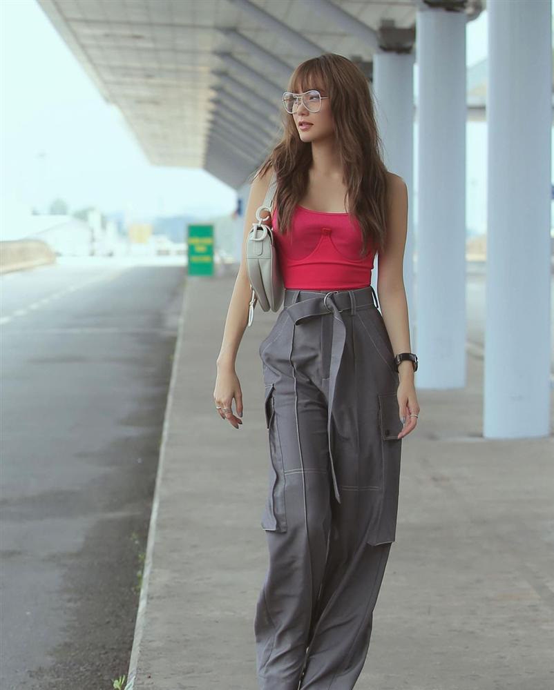 Ng C Trinh Di N Crop Top C I Ng Chi C Khuy M Nh N Khoe D Ng V I Bikini C C G T