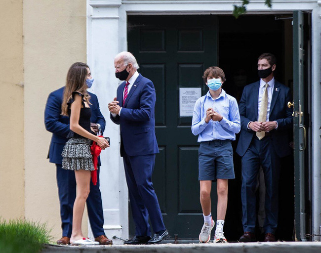 Cháu trai 14 tuổi của ông Joe Biden: Chiều cao khủng và ngoại hình cuốn hút, đủ chuẩn soán ngôi Hoàng tử Nhà Trắng Barron Trump - Ảnh 6. Cháu trai 14 tuổi của ông Joe Biden: Chiều cao khủng và ngoại hình cuốn hút, đủ chuẩn soán ngôi Hoàng tử Nhà Trắng Barron Trump - Ảnh 6.