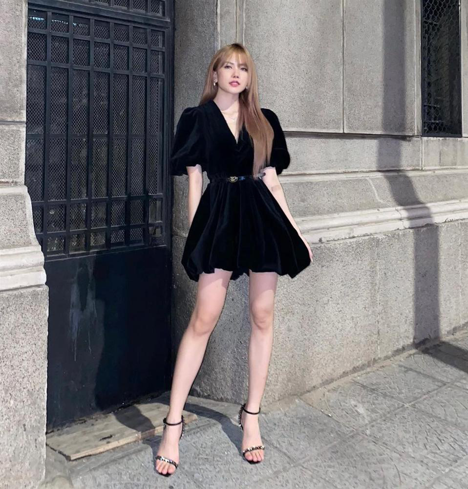 Ng C Trinh Di N Crop Top C I Ng Chi C Khuy M Nh N Khoe D Ng V I Bikini C C G T