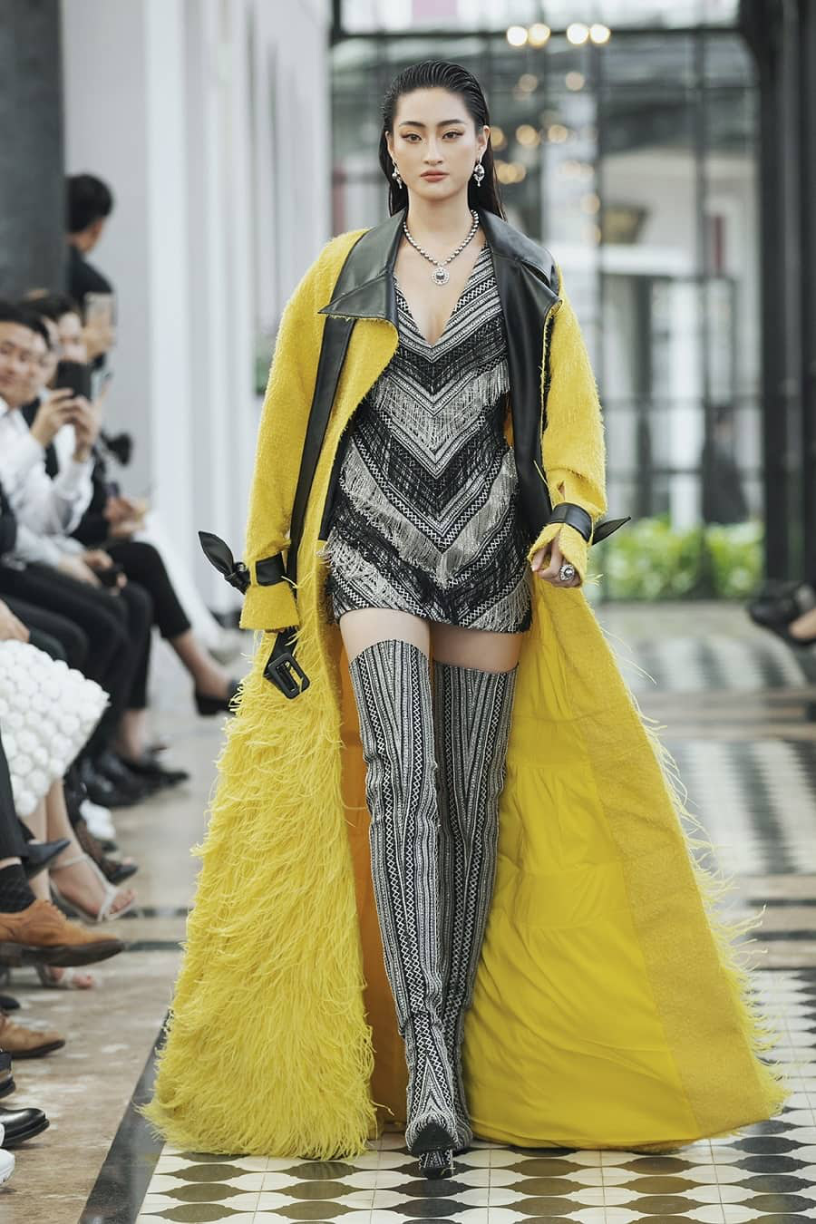 Vòng 1 ăn đứt đàn chị, Hoa hậu 2K còn là nàng thơ của NTK Việt nhờ đôi chân 1,22m - Ảnh 16. Vòng 1 ăn đứt đàn chị, Hoa hậu 2K còn là nàng thơ của NTK Việt nhờ đôi chân 1,22m - Ảnh 16.