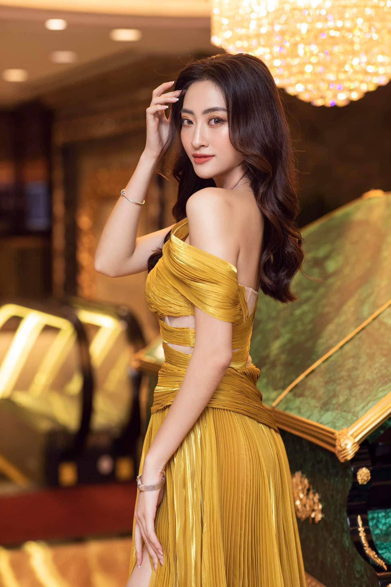 Vòng 1 ăn đứt đàn chị, Hoa hậu 2K còn là nàng thơ của NTK Việt nhờ đôi chân 1,22m - Ảnh 17. Vòng 1 ăn đứt đàn chị, Hoa hậu 2K còn là nàng thơ của NTK Việt nhờ đôi chân 1,22m - Ảnh 17.