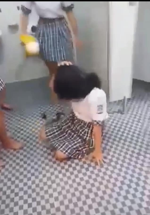 Tây Ninh: Nữ sinh cấp 2 bị đánh hội đồng trong nhà vệ sinh - Ảnh 1.