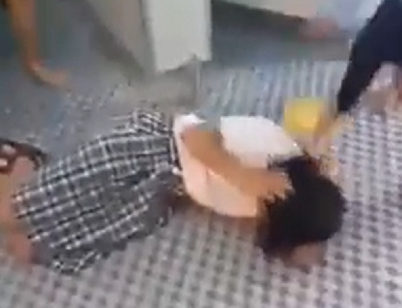 Lộ nguyên nhân nữ sinh lớp 7 ở Tây Ninh bị bạn học đánh hội đồng trong nhà vệ sinh - Ảnh 1. Lộ nguyên nhân nữ sinh lớp 7 ở Tây Ninh bị bạn học đánh hội đồng trong nhà vệ sinh - Ảnh 1.
