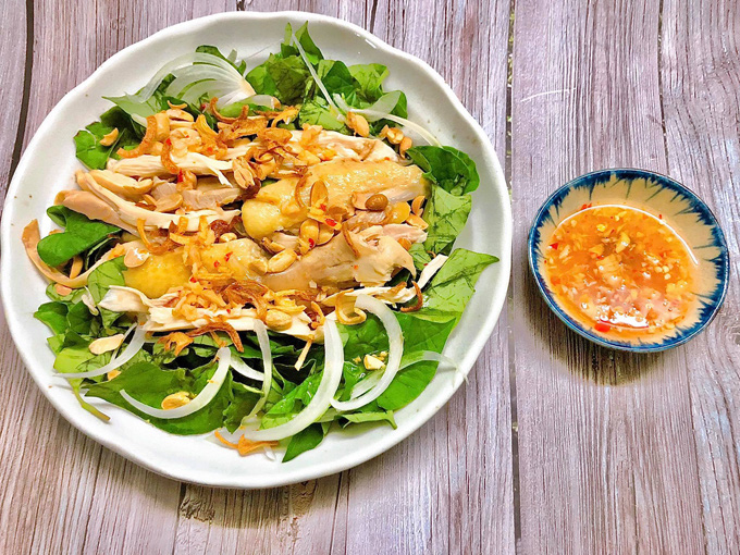 Gỏi g&agrave; rau diếp c&aacute; - Ảnh 2.