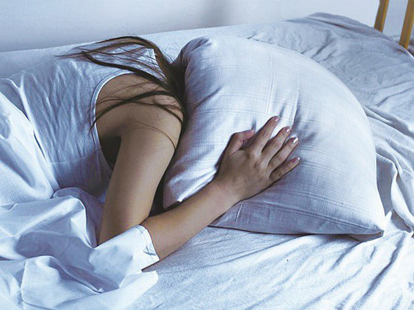 Mỗi đêm trước khi ngủ nên cẩn thận đặt 3 thứ này ở đầu giường: Mất vài giây nhưng có thể cứu bạn khỏi những cái chết đột ngột giữa đêm - Ảnh 1.