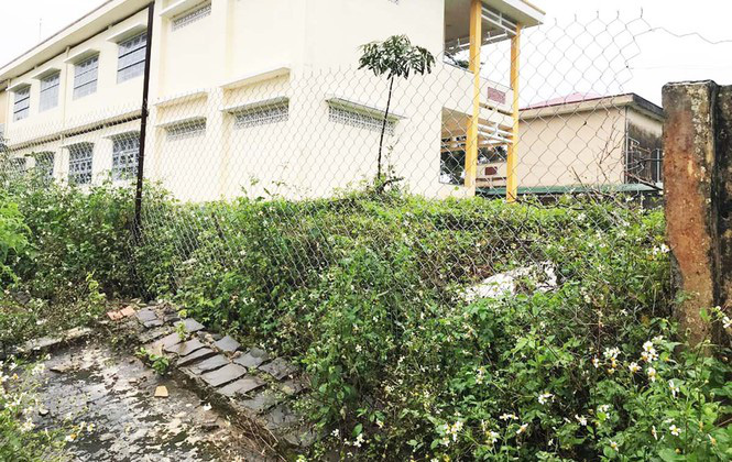 Tường rào bê tông nức toác, hơn 600 học sinh sống trong sợ hãi - Ảnh 1. Tường rào bê tông nức toác, hơn 600 học sinh sống trong sợ hãi - Ảnh 1.