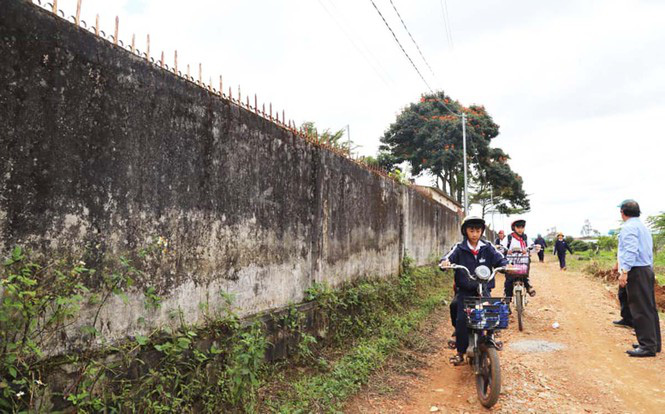Tường rào bê tông nức toác, hơn 600 học sinh sống trong sợ hãi - Ảnh 3. Tường rào bê tông nức toác, hơn 600 học sinh sống trong sợ hãi - Ảnh 3.